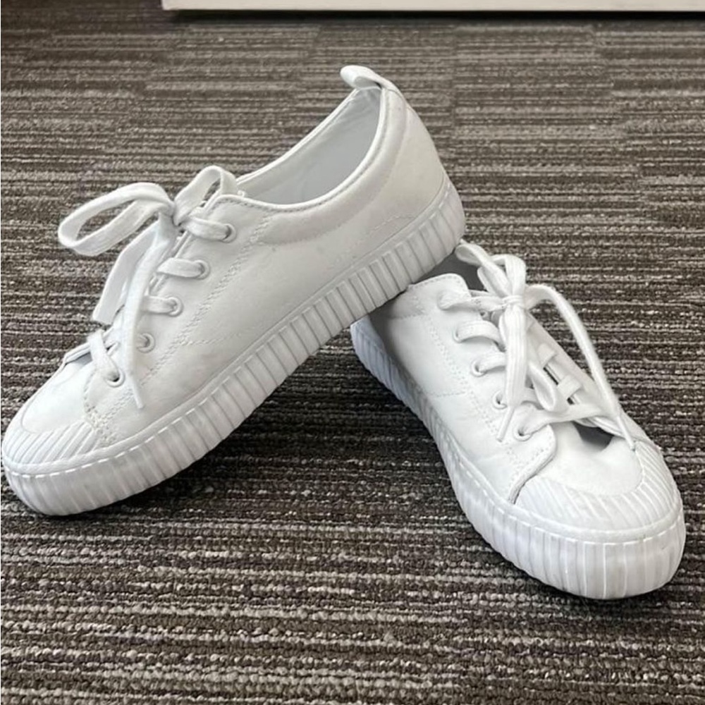 White oysho sneakers